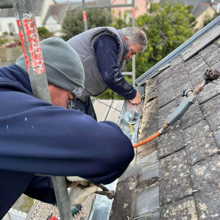 Remplacement d'une gouttière demi-ronde sur Quimper