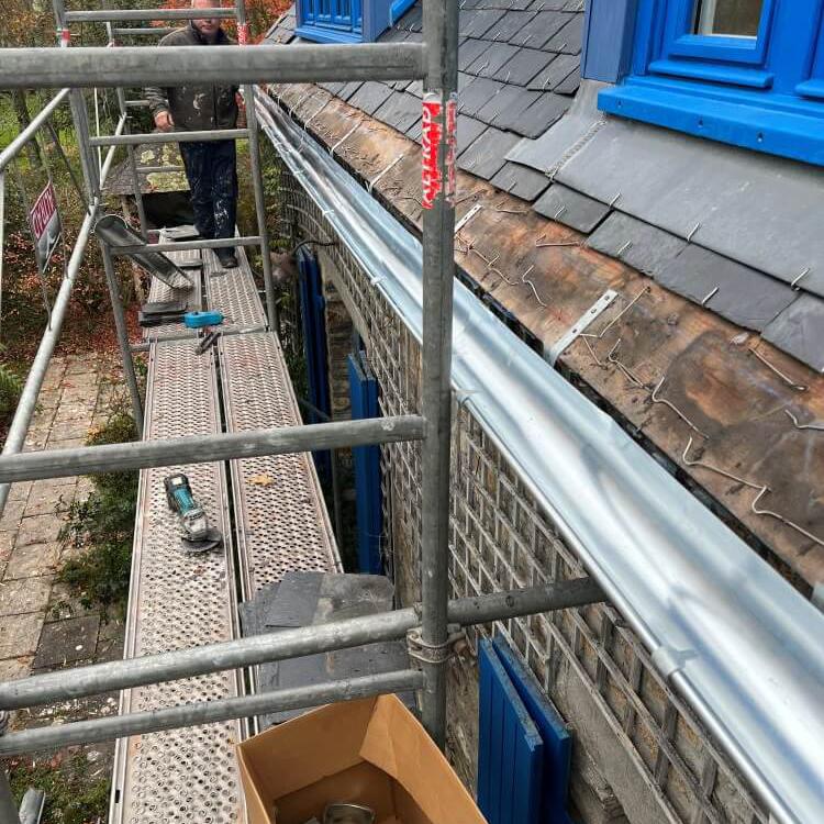 Pose d'une gouttière demi-ronde en zinc