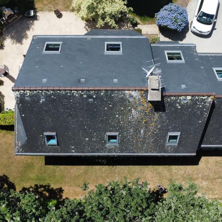 Nettoyage et démoussage de toiture à Fouesnant