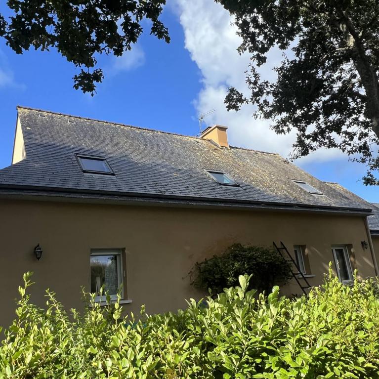 Nettoyage et démoussage de toiture à Fouesnant