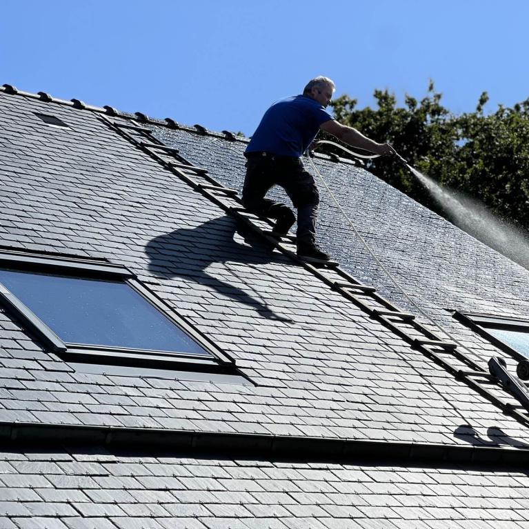 Nettoyage et démoussage de toiture à Fouesnant