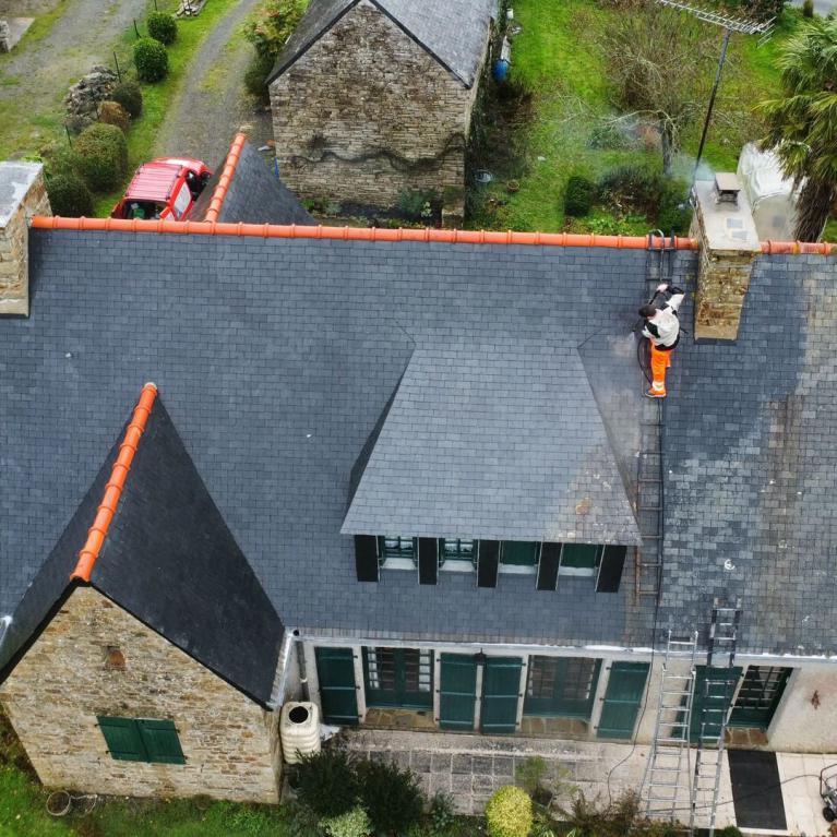 Démoussage d'une toiture à Fouesnant