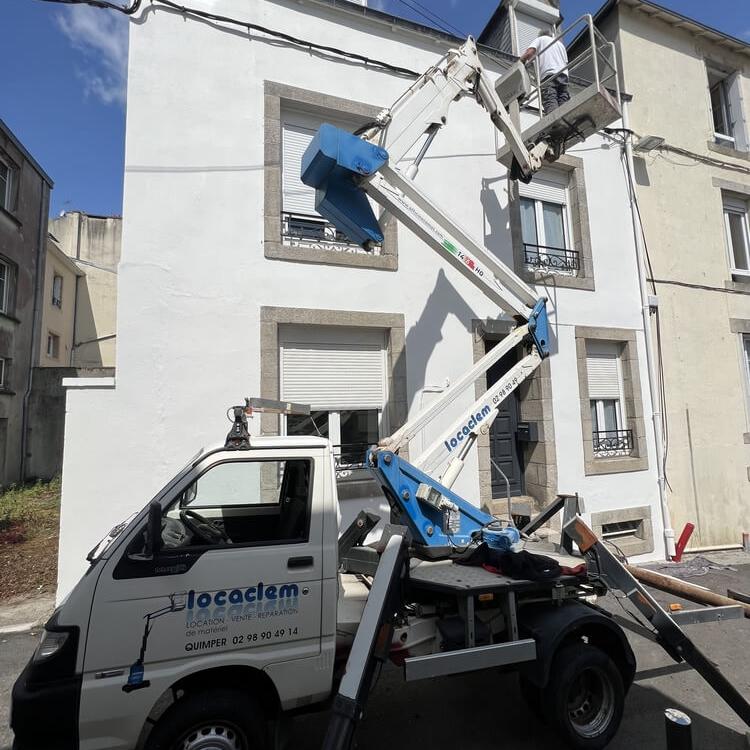 Ravalement de façade par application d'une peinture réflective et isolante